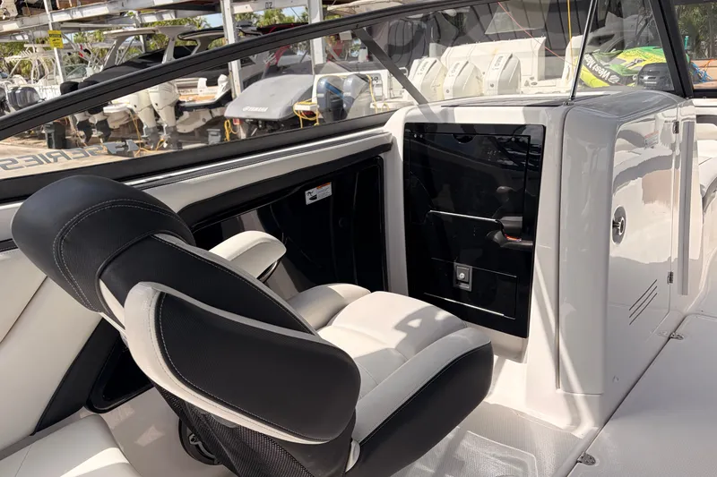 Slide: The Image of Yamaha 242 Limited S E-Series 2019 - 10