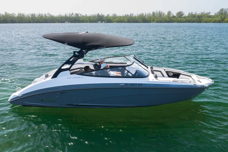 Slide: The Image of Yamaha 242 Limited S E-Series 2019 - 6