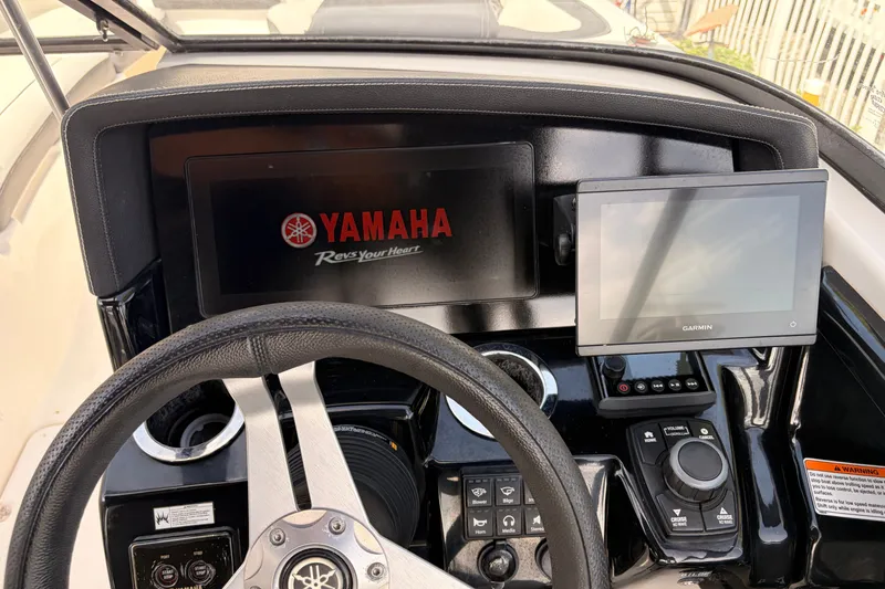 Slide: The Image of Yamaha 242 Limited S E-Series 2019 - 18