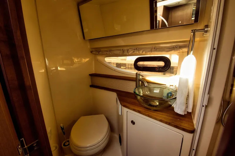 Slide: The Image of Sea Ray Sundancer 350 2021 - 14