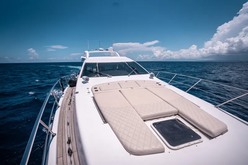Slide: The Image of Azimut 86S 2010 - 12