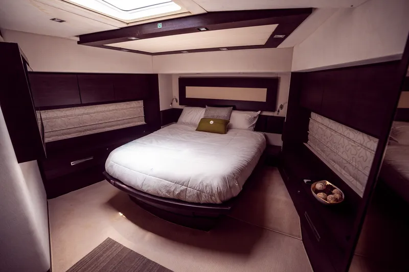 Slide: The Image of Azimut 86S 2010 - 32