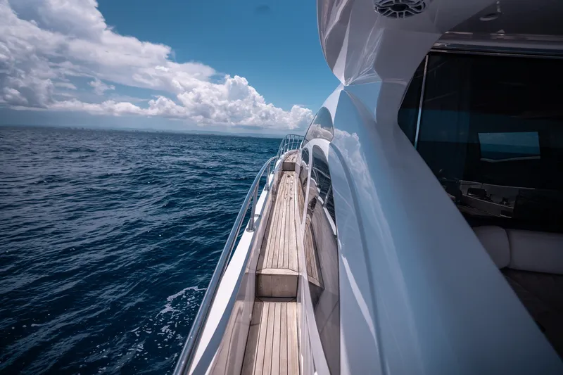 Slide: The Image of Azimut 86S 2010 - 15