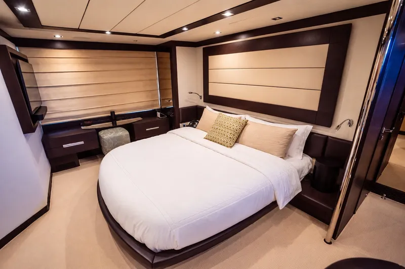 Slide: The Image of Azimut 86S 2010 - 25