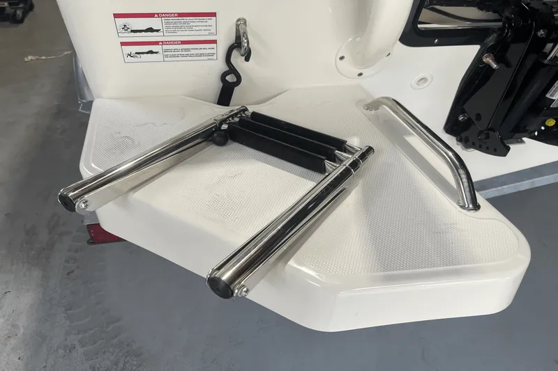 Slide: The Image of Boston Whaler 170 Montauk 2025 - 15