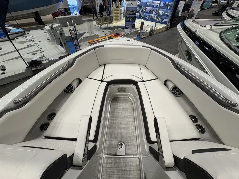 Slide: The Image of Crownline Boats 250 XSS 2026 - 9