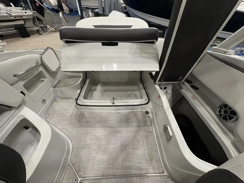 Slide: The Image of Crownline Boats 250 XSS 2026 - 4