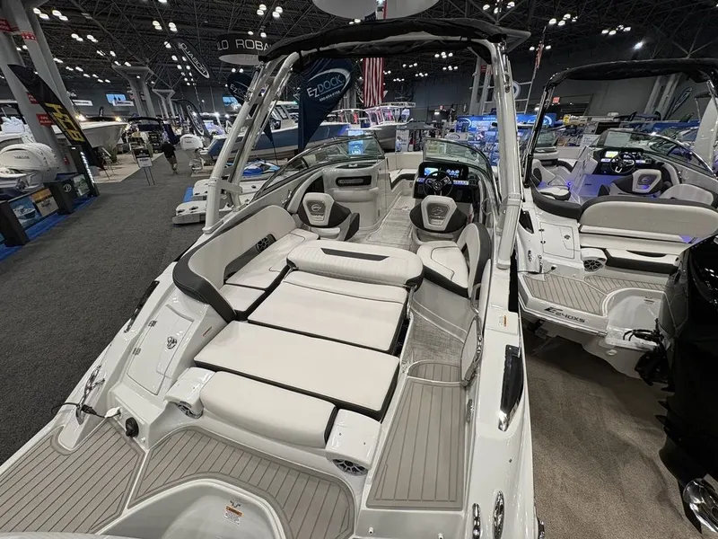 Slide: The Image of Crownline Boats 250 XSS 2026 - 3