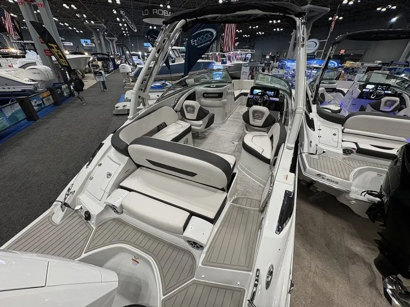 Slide: The Image of Crownline Boats 250 XSS 2026 - 2