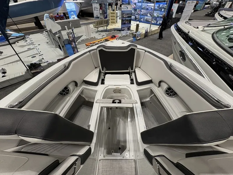 Slide: The Image of Crownline Boats 250 XSS 2026 - 9