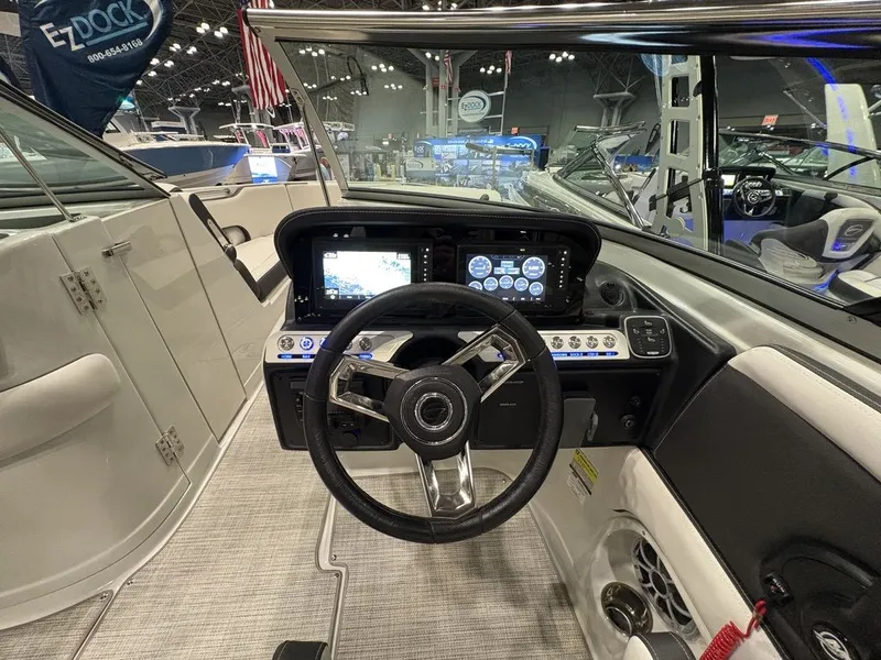 Slide: The Image of Crownline Boats 250 XSS 2026 - 7