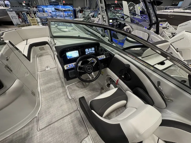 Slide: The Image of Crownline Boats 250 XSS 2026 - 6