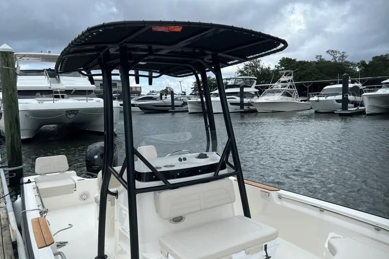 Slide: The Image of Boston Whaler 190 Montauk 2025 - 12