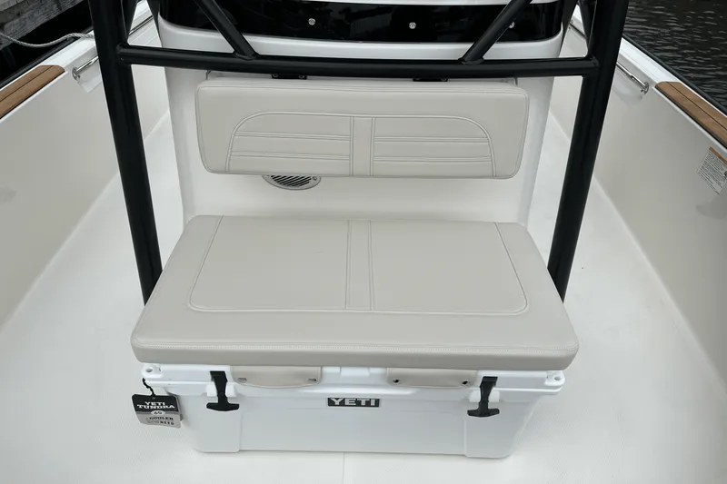 Slide: The Image of Boston Whaler 190 Montauk 2025 - 13