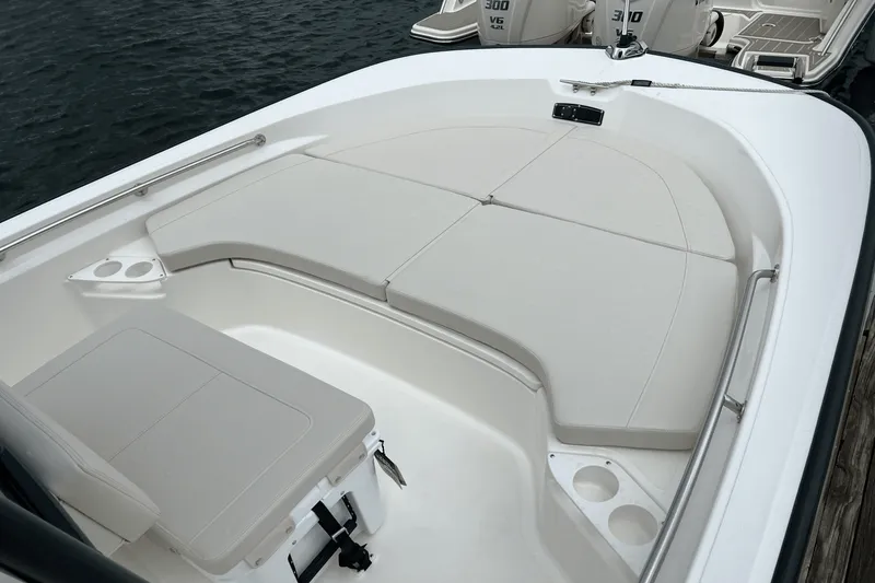 Slide: The Image of Boston Whaler 190 Montauk 2025 - 14