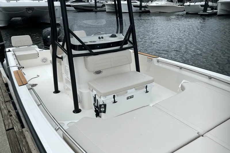 Slide: The Image of Boston Whaler 190 Montauk 2025 - 16