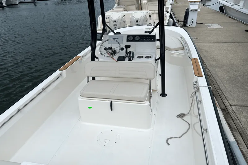 Slide: The Image of Boston Whaler 190 Montauk 2025 - 5