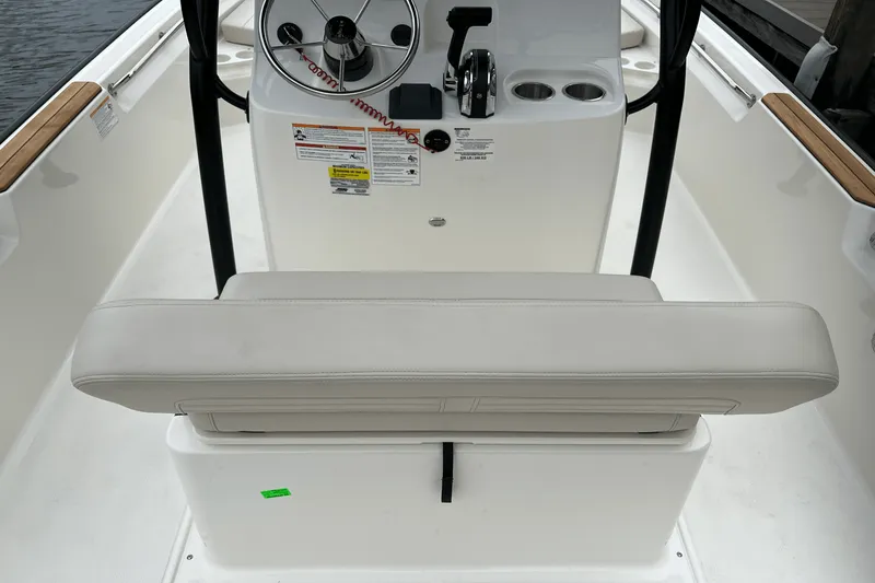 Slide: The Image of Boston Whaler 190 Montauk 2025 - 7