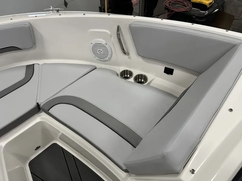 Slide: The Image of Bayliner V20I 2026 - 11