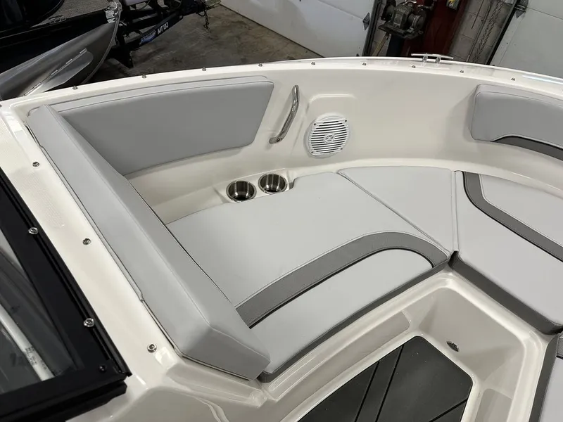 Slide: The Image of Bayliner V20I 2026 - 9