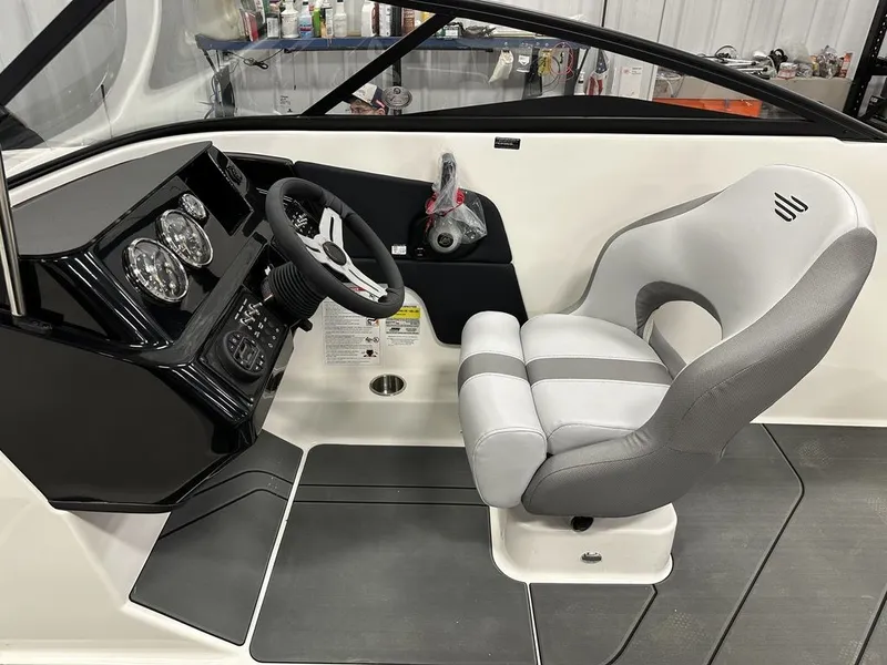 Slide: The Image of Bayliner V20I 2026 - 22