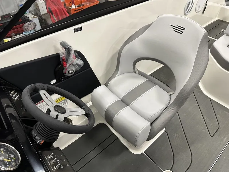 Slide: The Image of Bayliner V20I 2026 - 17