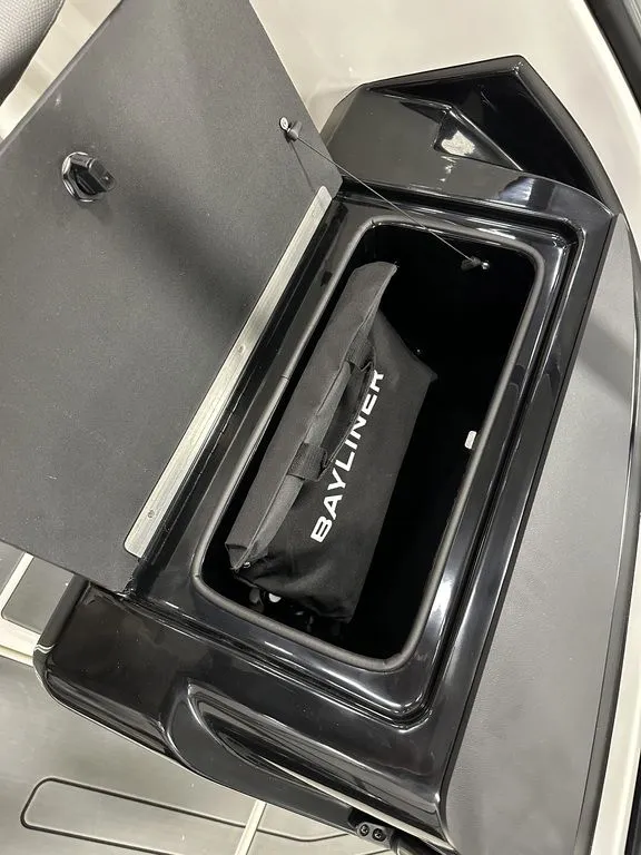 Slide: The Image of Bayliner V20I 2026 - 16