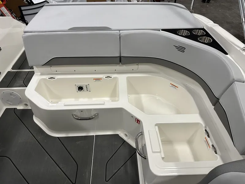 Slide: The Image of Bayliner V20I 2026 - 24