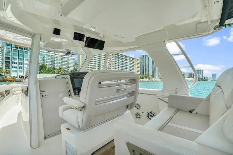 Slide: The Image of Boston Whaler 350 Realm 2018 - 25