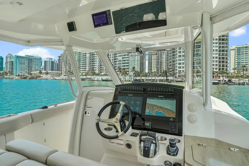 Slide: The Image of Boston Whaler 350 Realm 2018 - 28