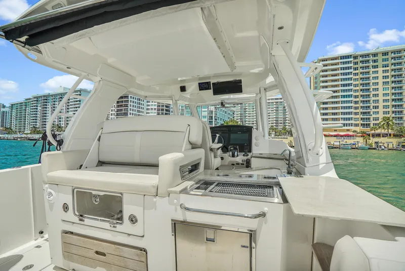 Slide: The Image of Boston Whaler 350 Realm 2018 - 21