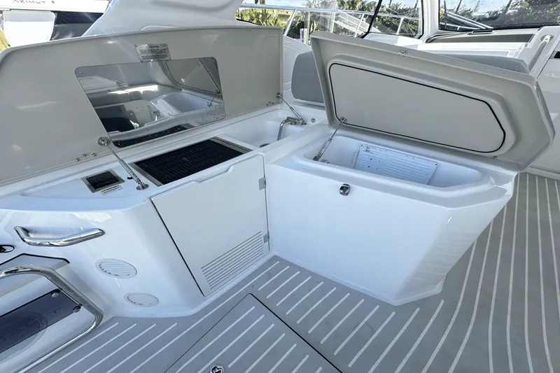 Slide: The Image of Azimut ATLANTIS 45 2025 - 15