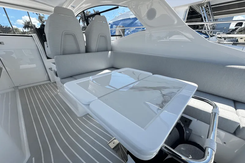 Slide: The Image of Azimut ATLANTIS 45 2025 - 16