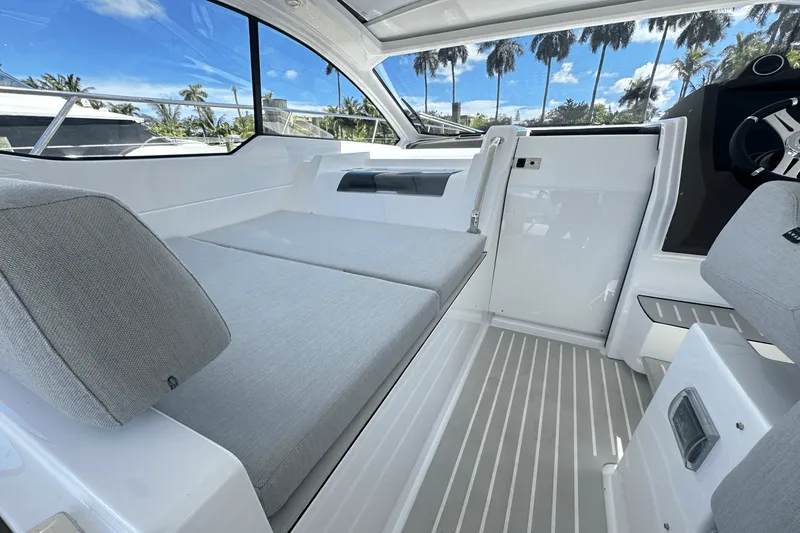 Slide: The Image of Azimut ATLANTIS 45 2025 - 19