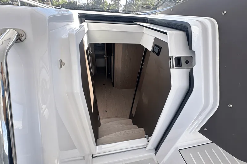 Slide: The Image of Azimut ATLANTIS 45 2025 - 26