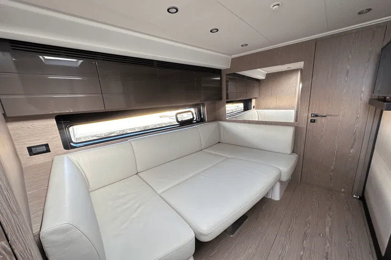 Slide: The Image of Azimut ATLANTIS 45 2025 - 29