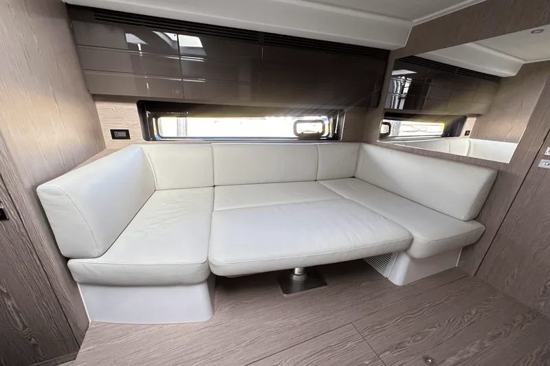 Slide: The Image of Azimut ATLANTIS 45 2025 - 31