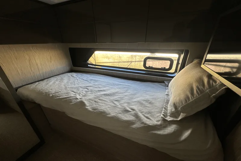 Slide: The Image of Azimut ATLANTIS 45 2025 - 33