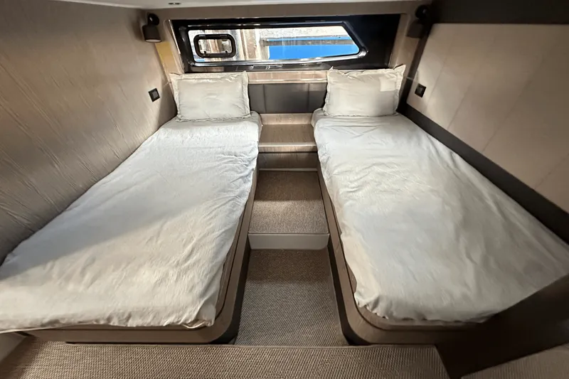 Slide: The Image of Azimut ATLANTIS 45 2025 - 34