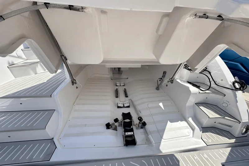 Slide: The Image of Azimut ATLANTIS 45 2025 - 8