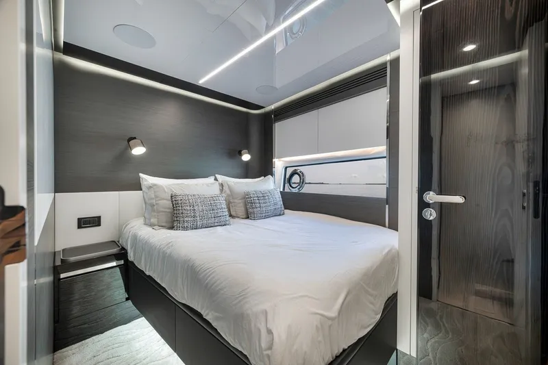 Slide: The Image of Azimut S8 2024 - 18