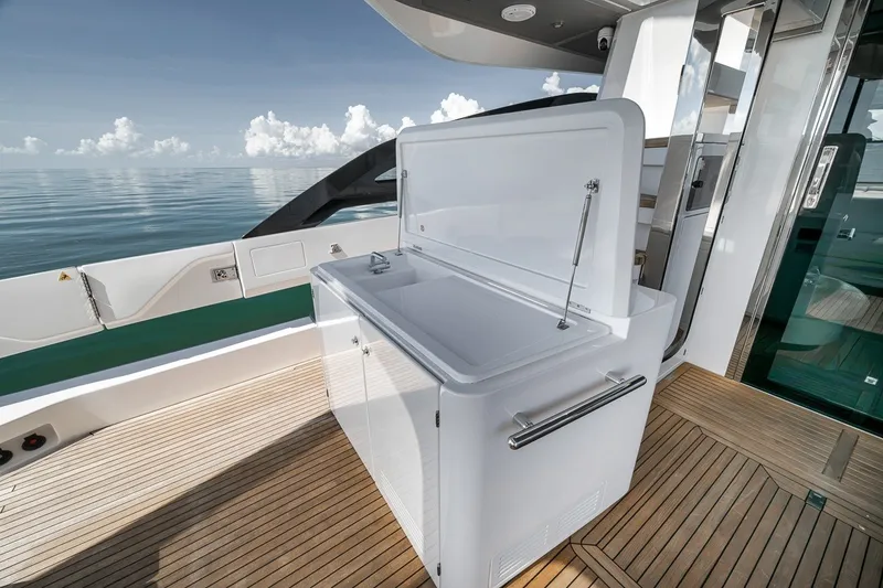 Slide: The Image of Azimut S8 2024 - 31