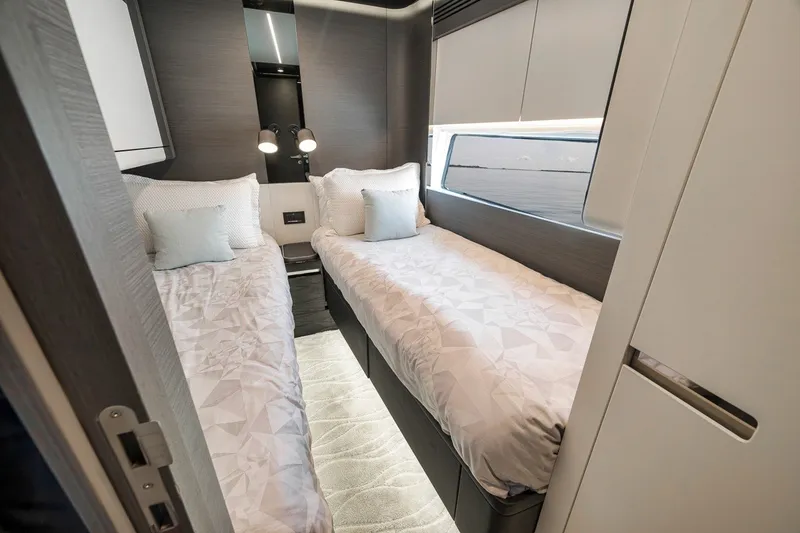 Slide: The Image of Azimut S8 2024 - 21
