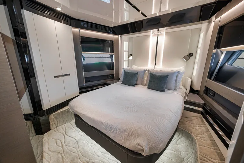 Slide: The Image of Azimut S8 2024 - 17