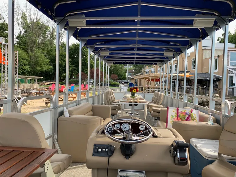 The Image of Sun Tracker Tour Boat 32' 2005 - undefined