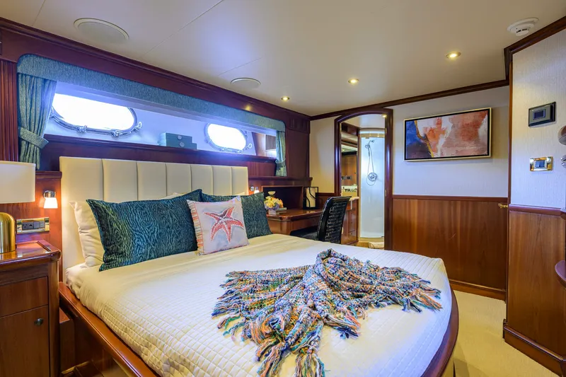 Slide: The Image of Sovereign Yachts Sovereign 100 2001 - 29