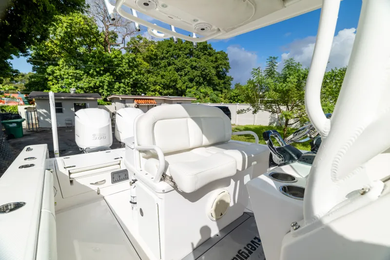 Slide: The Image of Everglades 273 Center Console 2020 - 12