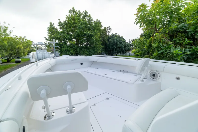 Slide: The Image of Everglades 273 Center Console 2020 - 4
