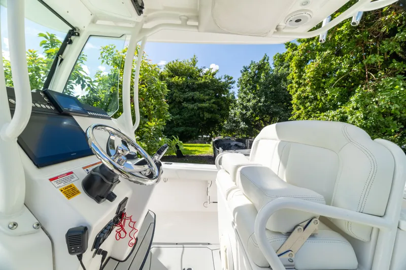 Slide: The Image of Everglades 273 Center Console 2020 - 10