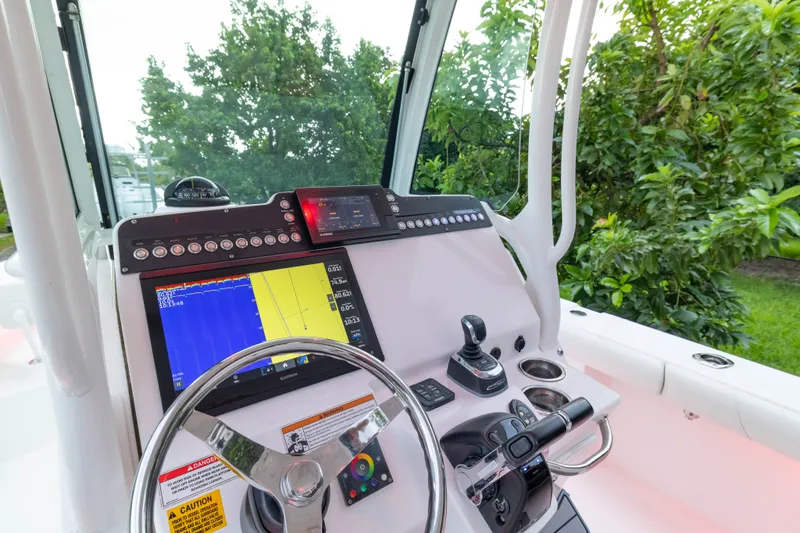 Slide: The Image of Everglades 273 Center Console 2020 - 3
